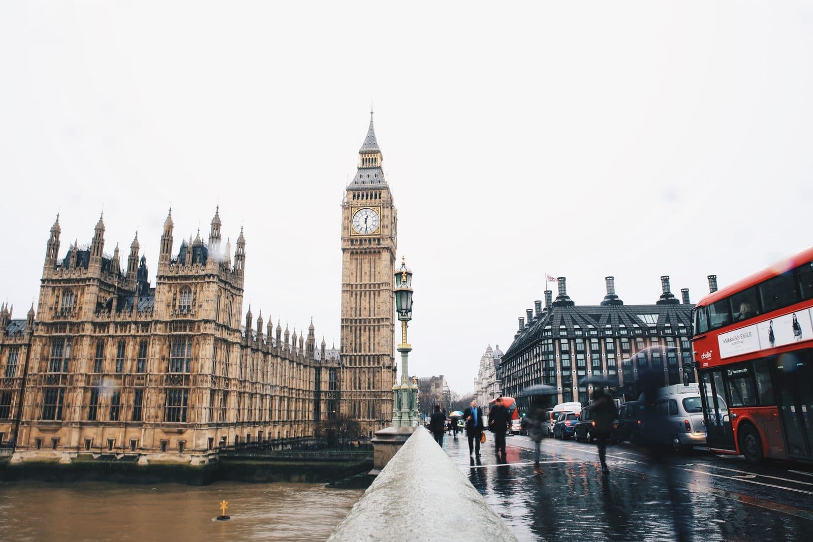 Zgrada parlamenta i Big Ben u Londonu, crveni autobus na mostu