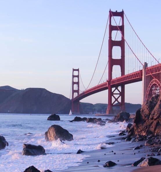 Most Golden Gate u San Francisku, snimljen sa stjenovite plaže u sumrak