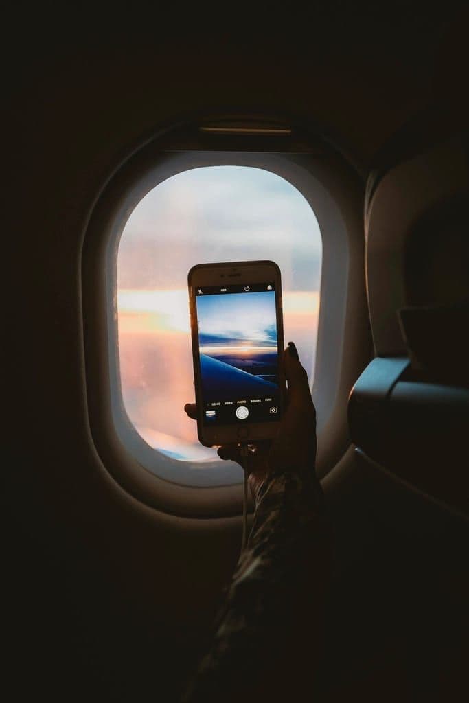 Fotografisanje telefonom kroz prozor aviona u sumrak