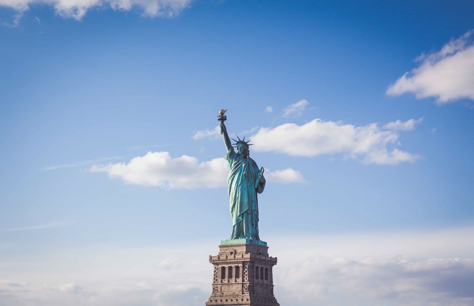 Kip slobode u New Yorku pod plavim nebom